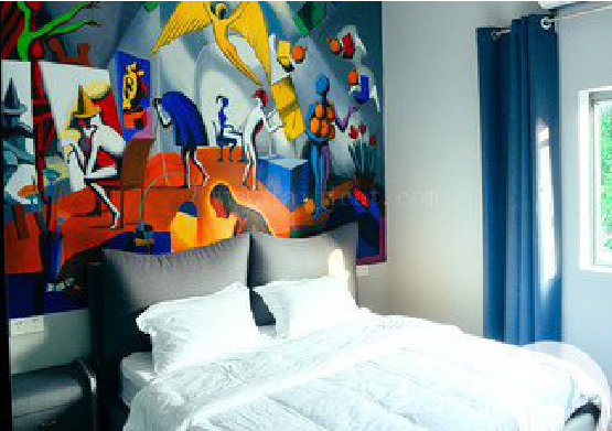 孟连对于酒店的墙体彩绘而言更注重哪些方面？